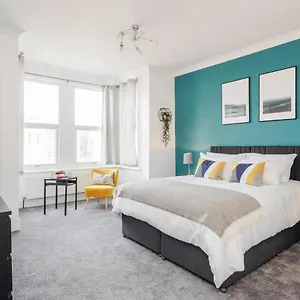  Apartment The Redcliffe 2 Bedroom, Sleeps 5 & Parking By Damask Homes